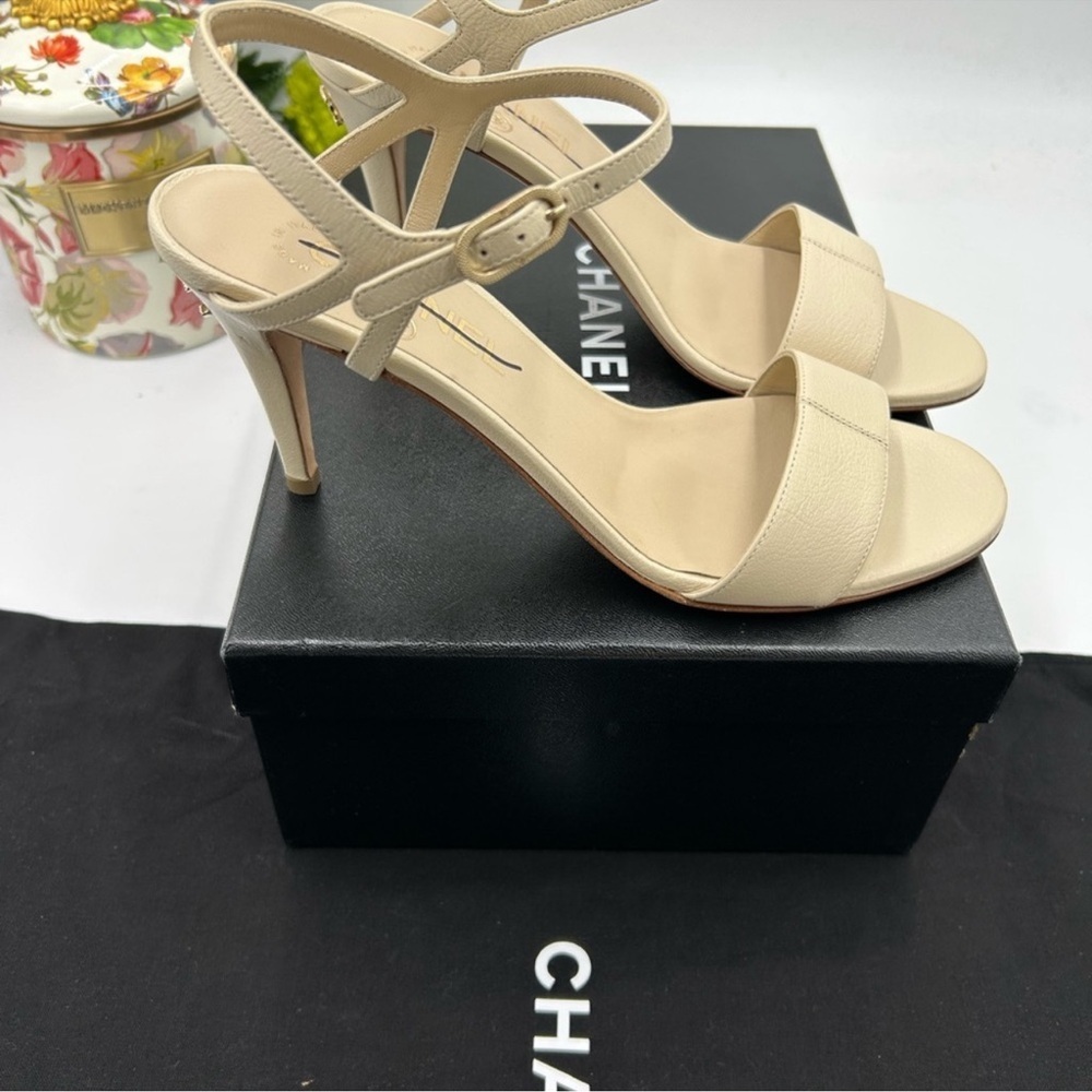 Women’s Chanel ivory leather stray sandals size 38.5 made in Italy - Picture 9 of 14